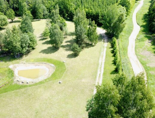PARDUODAMI DU GRETA ESANTYS ŽEMĖS ŪKIO PASKIRTIES SKLYPAI – RAMI VIETA, GAMTA IR PATOGUS SUSISIEKIMAS