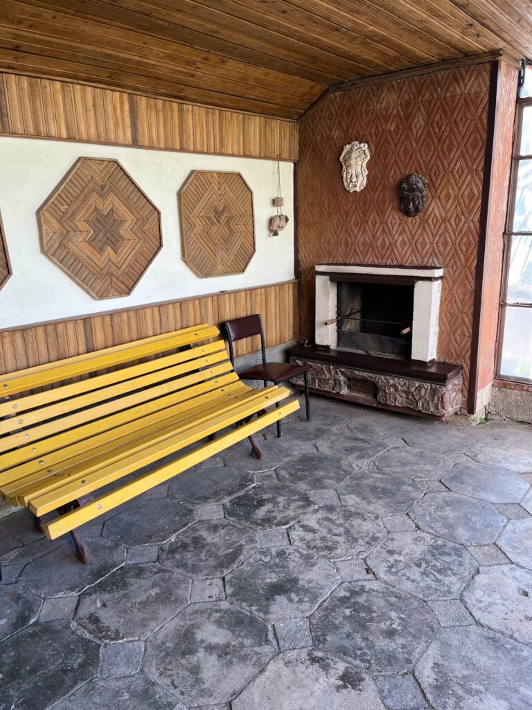 Šviesus ir šiltas 4 kambarių butas privačiame name.
