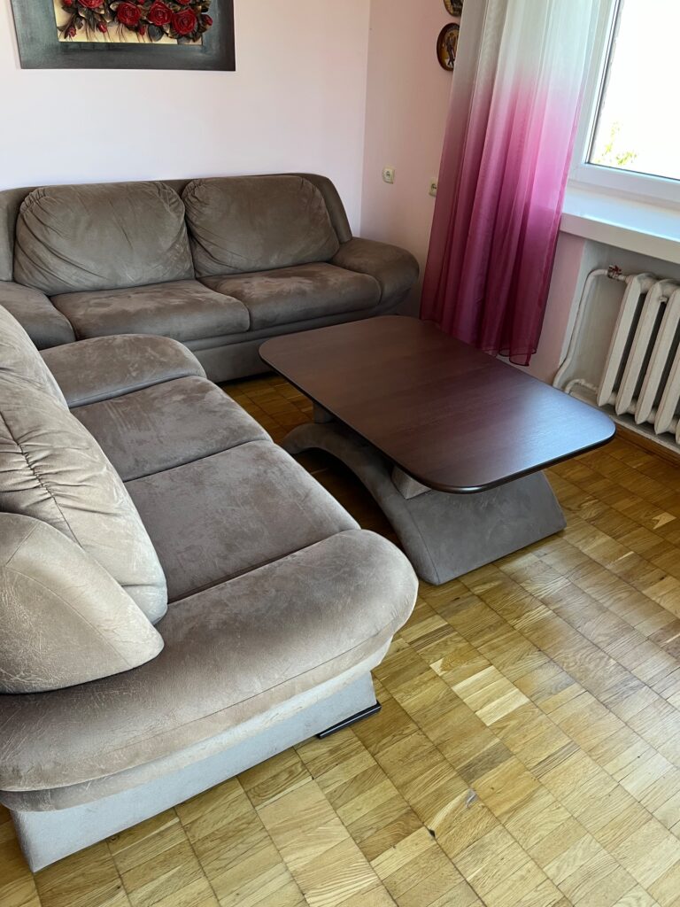 Šviesus ir šiltas 4 kambarių butas privačiame name.