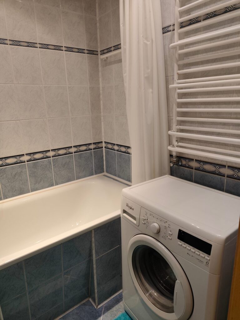 Nuomojamas jaukus ir šviesus 3 kambarių 64 kv. m. butas Antakalnyje su visais baldais ir buitine technika